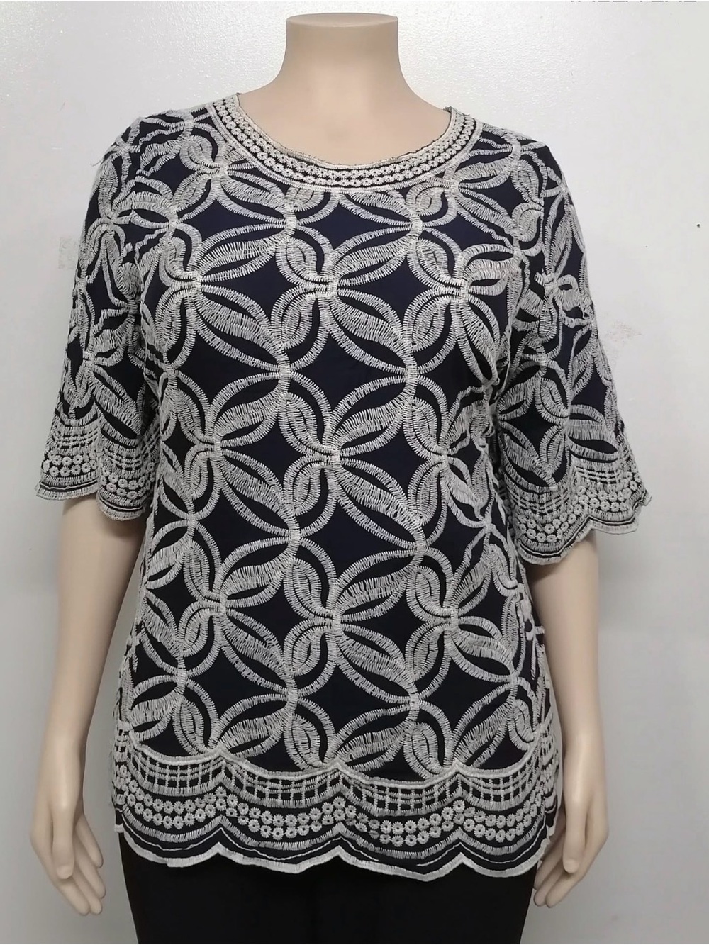 Solitaire embroidered boho-style tunic blouse in ivory/navy, flutter sleeves. 1X